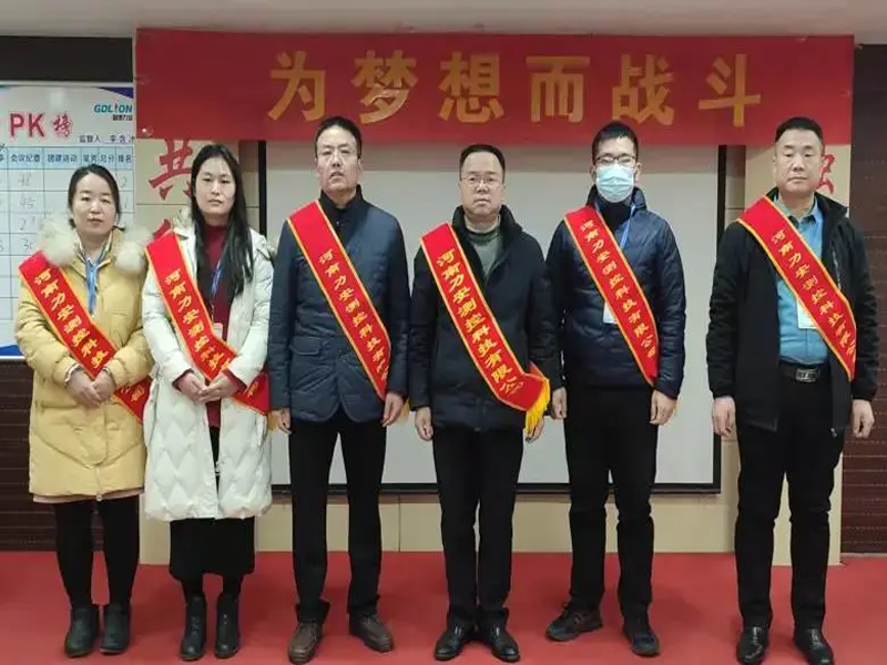 他們是一束光，為伊始照亮